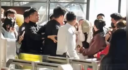 陈都灵在高铁站遭围堵被迫抱头自保！工作室紧急呼吁理智追星