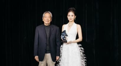 孙嘉璐亮相电影节 红毯造型清雅灵动 诠释青年演员的温柔力量