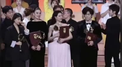 钟楚曦被冤枉，一动不动还被说抢C位，她是怎么跑到第一排的呢？