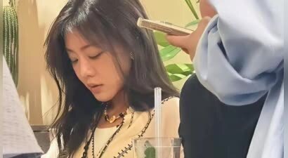 邓家佳重庆吃烤鱼，42岁的她笑的像小女孩，满脸开心太有感染力了