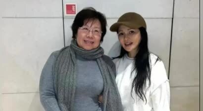 57岁伊能静在英国被偶遇，淡妆出镜，网友我以为是旁边的老奶奶