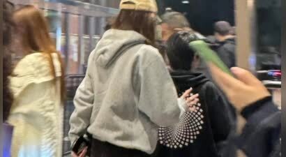 网友逛街偶遇杨颖母子 儿子小海绵身高已窜到妈妈肩膀