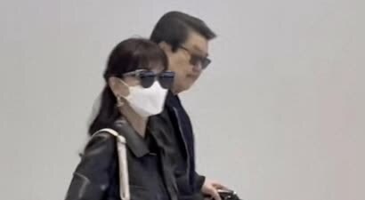 赵雅芝三代同堂现身机场，45岁次子携女儿罕露脸，与继父相处融洽