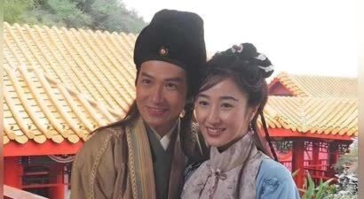 张家辉夫妇被偶遇，妻子素颜引热议，曾被骂穷小子的他现如今很幸福