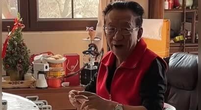 78岁侯耀华北京独居，穿时尚T恤、踩马丁靴，老了也时髦