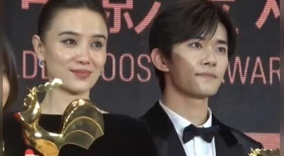 金鸡奖红毯：关晓彤又壮了，倪妮腰臀比逆天，我却被裸露后背的咏梅惊艳