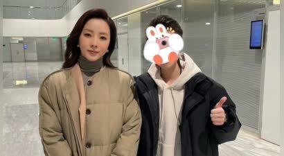 李思思跑河北站台，穿“棉被款”羽绒服配高领打底衫，温柔耐看