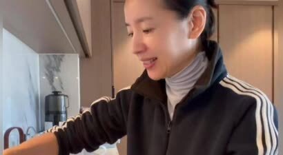 董洁接送孩子上学！晚上给顶顶做5个菜，晚上打扫卫生被投喂零食