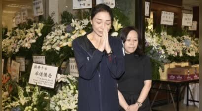 甄志强葬礼遗孀罕见现身，身着素服哭成泪人，称甄志强遗体已火化