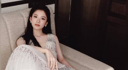 张婧仪白色纱裙明媚优雅 随拍照松弛感拉满