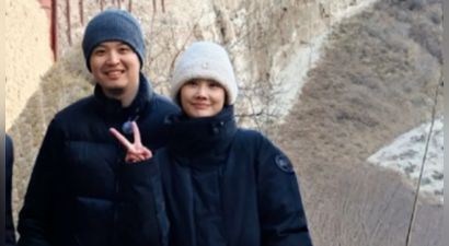 马頔和李纯大同度假，娶的媳妇漂亮又能挣钱，小表情好得意