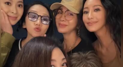 林心如和许玮甯给蓝心湄过生日，她们吃日料庆祝，林心如素颜很美