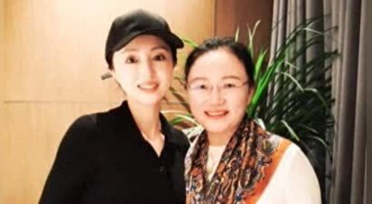 董璇携家人参加聚会，和张维伊合影姿势引怀孕猜想，酒窝手臂受伤