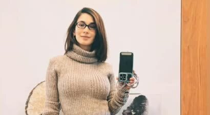 卢靖姗二胎出月子，晒自拍大秀S形身材曲线，恢复超好不像刚生完