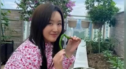 54岁甜歌皇后杨钰莹近况曝光：定居深圳，每天打理菜园子，生活平淡