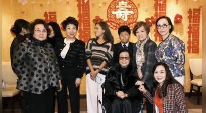 香港资深艺人庆祝96岁大寿，坐轮椅现身雍容华贵，一头黑发好慈祥
