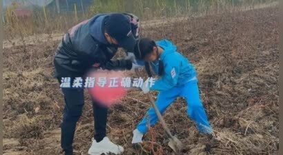 汪峰带9岁女儿下地挖红薯，醒醒扛大白菜不娇气，章子怡教女有方
