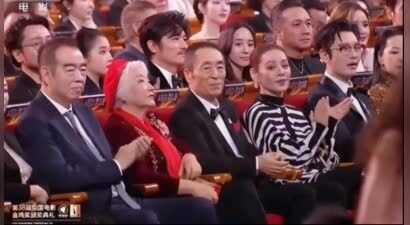 金鸡奖这一夜，论资排辈，江湖地位，在一头白发的陈道明身上体现得淋漓尽致