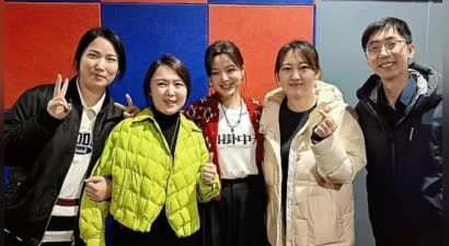 曝国际影后辛芷蕾参加同学聚会：笑容满面，热情接地气，没丝毫架子