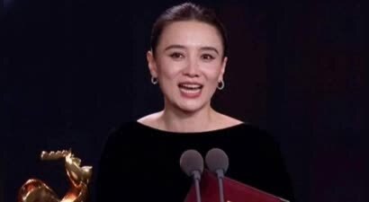 宋佳获奖后口碑大翻车！官方评论区沦陷，过往得奖经历被彻底开扒