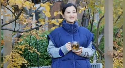 梅婷在别墅请吃烤肉，穿灰色毛衣配马甲温柔又耐看，不像50岁