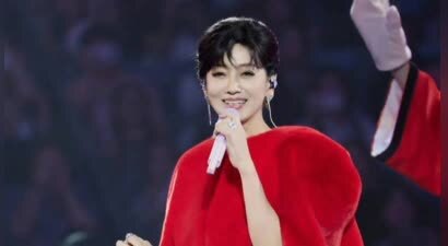 72岁赵雅芝舞台状态超好，穿红衣气质优雅大方