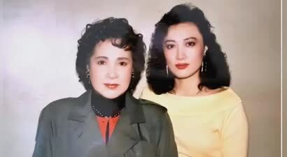 她曾是80年代红极一时的挂历女神，年过60岁才红，老了长相也高级