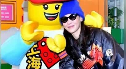 44岁女星乐高乐园疯玩，跳跃姿势炸翻全网，十几年自律太狠了！