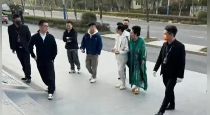 向华强夫妇杭州看房，向太打扮贵气，大冬天穿着凉拖鞋身体真好！