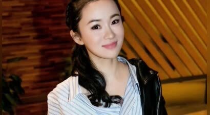 内娱冻龄女神！霍思燕穿绣花条纹衬衫，45岁状态比少女还灵