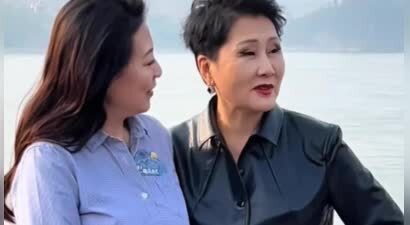 63岁张凯丽和63岁岳红同框，医美老去和自然老去的区别，一目了然