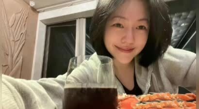 小S给二女儿庆18岁生日，Lily穿一字肩白色长裙，露细吊带性感又甜美