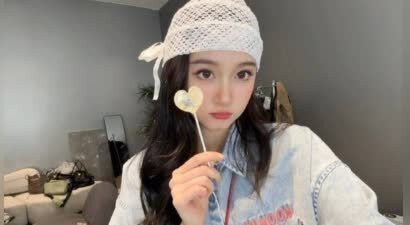 关晓彤举爱心棒棒糖自拍 嘟嘴亲亲红唇俏皮抢镜