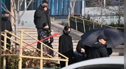 唐嫣葬礼站位亮了，罗晋眼都哭肿了，一个动作揭开两人感情"现状"