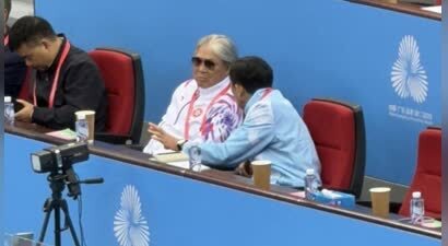 79岁霍震霆在珠海看网球赛，与观众握手表现亲民，被搀扶上下楼梯