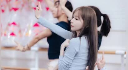 活力满分！王心凌晒排练花絮，露腰造型秀马甲线，少女感十足