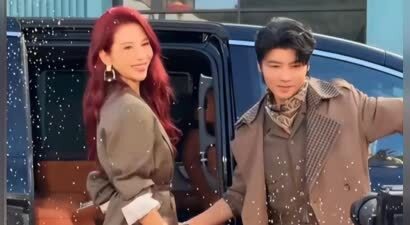 53岁蔡少芬亮相车展，穿西服套装清爽帅气，生图脸颊凹陷瘦脱相