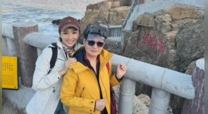 TVB知名女主持的父母罕见曝光，原来她父亲在香港也是一位名人