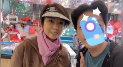 44岁张怡宁变样了，穿名牌买海鲜又拽又土，13岁女儿打球模样像她