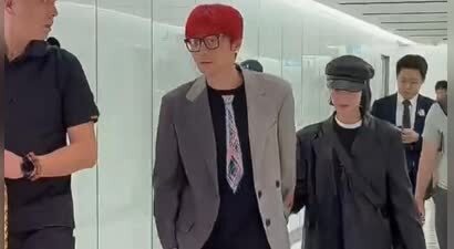 李荣浩杨丞琳悉尼又被偶遇，2人牵手秀恩爱，杨丞琳特别小鸟依人