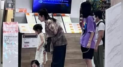 郭碧婷大变样，素颜眼窝凹陷，5岁女儿露正脸可爱但撒泼躺地上