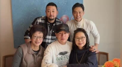 胡彦斌给母亲过生日，母子俩简直一个模子刻出来的，旁边的姑姑也超像