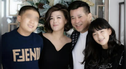 49岁港姐自曝儿子患自闭症，为孩子忍受家暴22年，正在打离婚官司