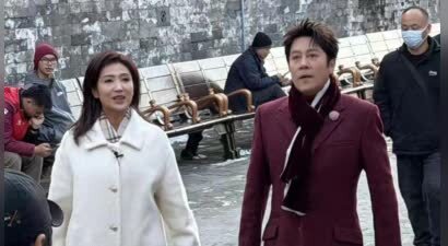 57岁蔡国庆故宫被偶遇，状态嫩到像30岁，这“姨味”穿搭却成焦点