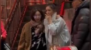 河北偶遇佟丽娅高露聚餐，素颜生图显老又一般，棉袄掉色像旧的