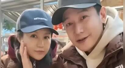 陆毅和鲍蕾现身成都被偶遇，穿着情侣服一起吃烤串，两人相处超甜蜜