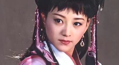 凭演岳灵珊出名，为爱嫁穷小子，婚后车祸面瘫，如今转行当制片人