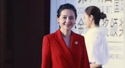 60岁陶慧敏红衣艳压全场！同框63岁张凯丽，红黑较量太有看头