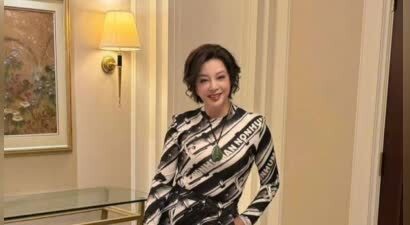 刘晓庆盘发亮相，笑容明媚状态松弛