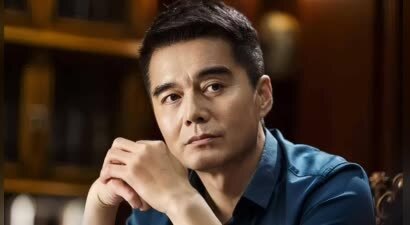 许亚军也没想到，24岁儿子许何，如今成了他深陷骂声中的“救赎”